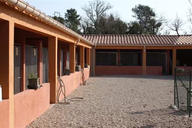 Autre Vue d'ensemble des box  chiens des installations de l'levage / pension canine du Ruisseau des Blaquires